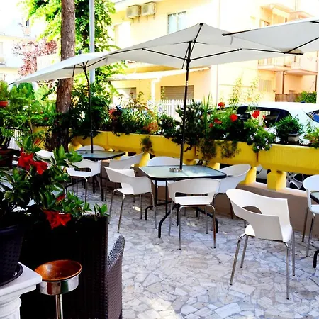بيت ضيافة New Cirene Triple For 3 People Full Package