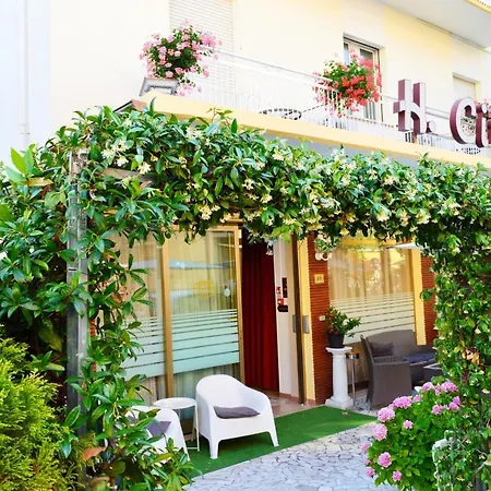 بيت ضيافة New Cirene Triple For 3 People Full Package